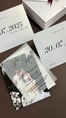 Thiệp cưới in hình ấn tượng cho dâu rể #thiepcuoi #weddinginvitation #cuoi2025 #xh #inhinh #decor #fyp 