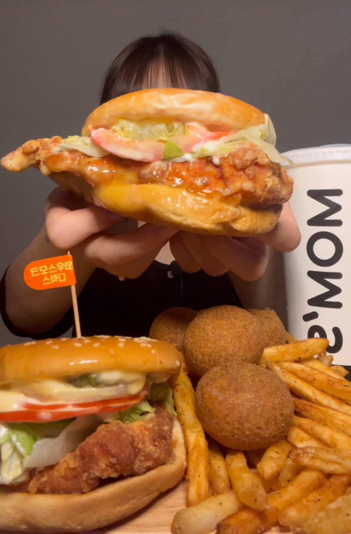 #광고 맘스터치 신상 와우스모크디럭스 먹방🍔 부드러운 치킨패티랑 깊은 불향에 취저 당해버림.. #맘스터치 #신상버거 #버거추천 #와우스모크디럭스버거 #와우스모크디럭스 #먹방 #mukbangeatingshow #burger #eatingasmr 