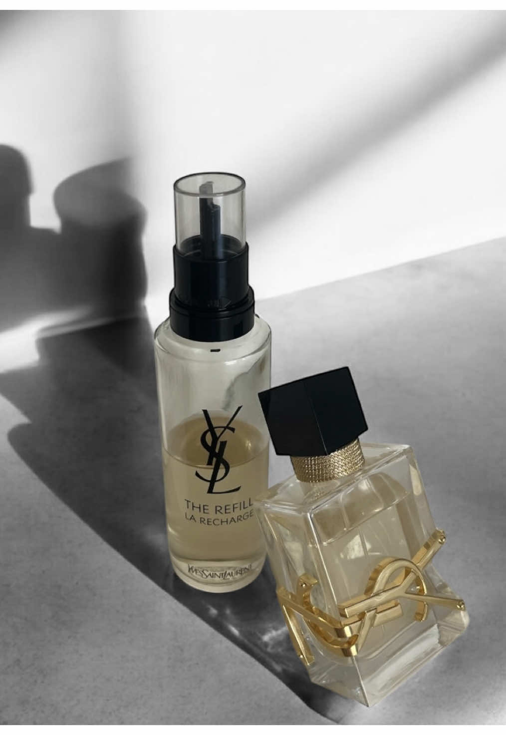 ↴   █ ✦ ＯＦＦＥＲＴ ＰＡＲ YSL BEAUTY ➢ #Collaborationcommerciale  ➢ #Produitoffert Super nouvelle !  L’iconique eau de parfum « LIBRE » de la marque @yslbeauty est maintenant disponible en version rechargeable. C’est une référence florale que je possède dans ma collection depuis sa sortie et que je rachète à chaque fois. On y retrouve : -En Note De Tête : De la vanille, du cèdre, de l’ambre gris, du musc, de la mandarine, du néroli et de la lavande. -En Note De Cœur : De la fleur d’oranger, de la lavande et du jasmin. -En Note De Fond : Du néroli, de la mandarine, du bois de cèdre et du musc. Le concept du ressourcage directement à la maison est super pratique, économique et ecoresponsable. Il permet d’économiser 41% de verre, 67% de métal et 38% de plastique. En plus c’est rapide et super simple à faire ! -Allez-vous passer au système rechargeable vous aussi ?  ______________________________ ↳ #Yslparfum  ↳ #Parfum  ↳ @Beautycrewfr 