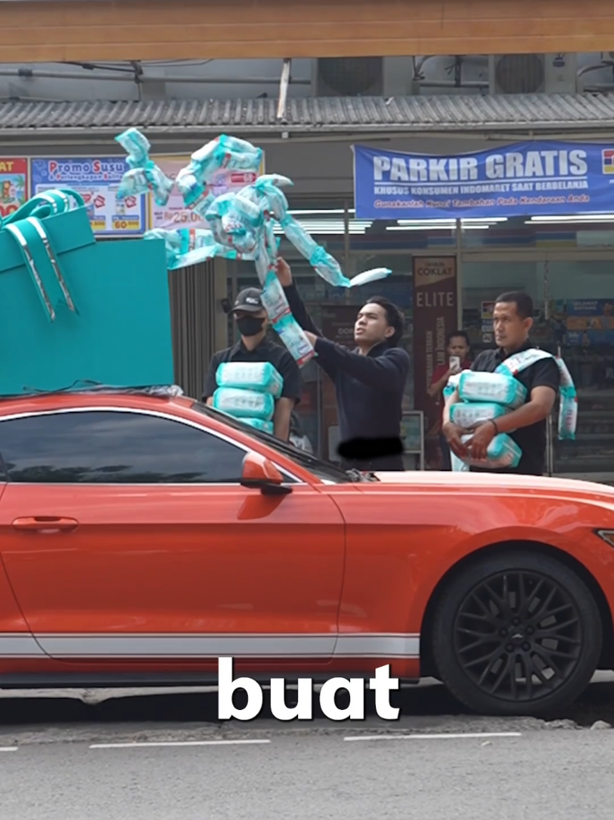 Om Saaih ngumpulin popok dari 1000 toko dan warung, demi stok seumur hidup buat Ameena dan Azura!? 👶 Dua truk penuh Popok Sultan Harga Dermawan 🚚 WUSH! 1 detik serap cepat, selembuuut awan! 😎☁️ #TenangAdaSweety  #CumaSweetyYangBisa 