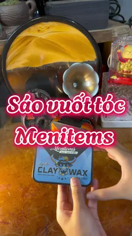 Sáp vuốt tóc vi tinh thể Menitems là lựa chọn hoàn hảo cho nam giới yêu thích kiểu tóc gọn gàng, cá tính. Với công thức sáp vi tinh thể giúp tạo kiểu linh hoạt, giữ nếp lâu suốt cả ngày mà không gây bết dính hay nặng tóc. Chất sáp mềm, dễ đánh tan, phù hợp với nhiều chất tóc từ mỏng đến dày. Mùi hương nam tính, sang trọng giúp bạn tự tin hơn mỗi ngày. Sáp vuốt tóc Menitems thích hợp dùng hằng ngày, đi làm, đi chơi hay dự tiệc đều nổi bật. #sapvuottoc #saovuottocnam #sapvuottoccaocap #sapvuottocmenitems #xuhuong 