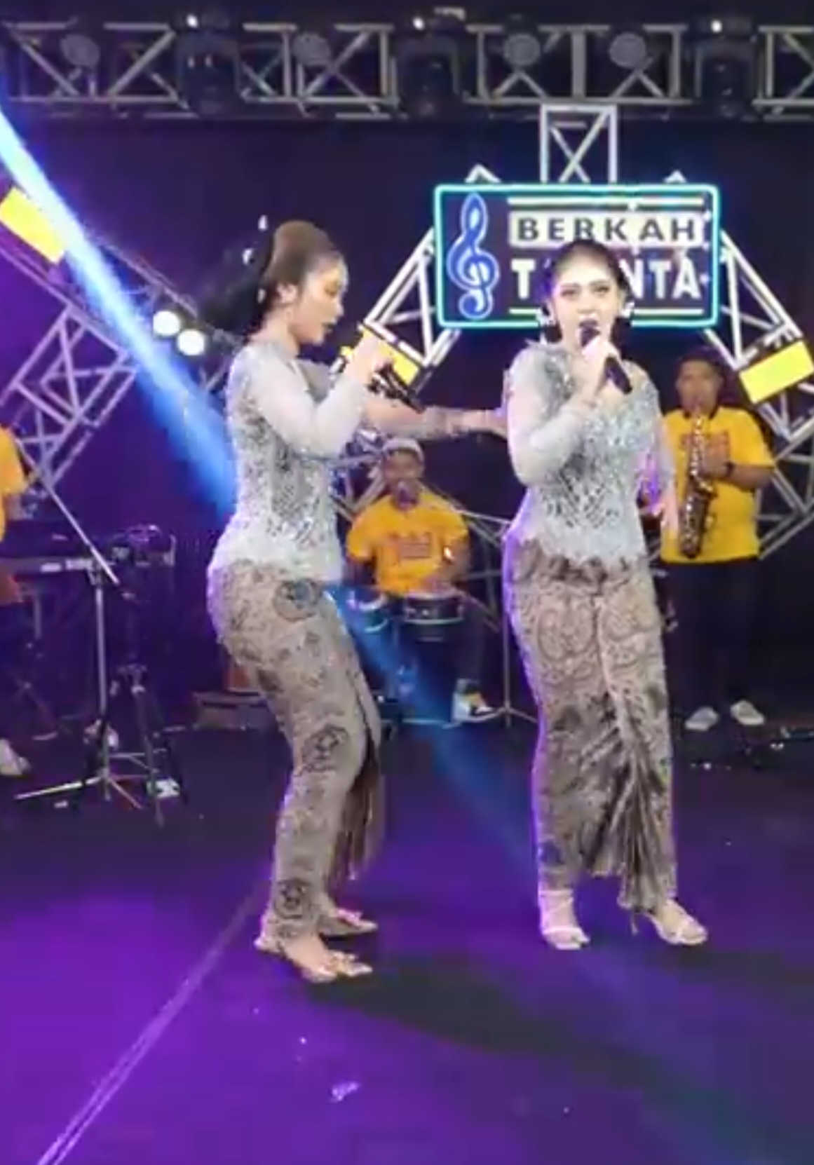 TITLE : TIA MONIKA  SINGER : SILVY KUMALASARI FT DIKE SABRINA  YTC : BERKAH TALENTA  #zaxepreels #tiamonika #silvykumalasari #dikesabrina 