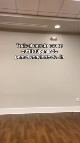 Será que Jin lo vea 🤔  #runseokjin_eptour #armybts #bts #kimseokjin #jinnbts #supertuna 