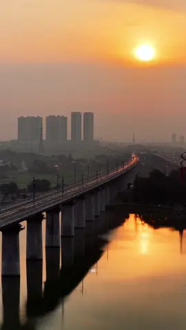 Indonesia itu indah—sesederhana jalur kereta yang membelah Delta Mas saat senja. Langit jingga, bayangan rel di atas air, dan siluet kota jadi kombinasi yang tenang sekaligus megah. Kadang, keindahan datang tanpa perlu dicari jauh-jauh. Cr/IG: alivikry 📍 Delta Mas, Cikarang #WonderfulIndonesia #SenjaIndonesia #DeltaMas #CikarangView #JalurKereta #DiIndonesiaAja 