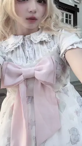 This dance is so silly . . #量産型 #量産型ヲタク #地雷 #地雷系  #jiraikei #ディアマイラ  #jfashion  #jirai #jiraikeigirl  #girlykei #japanesefashion  #OOTD #harajuku #lizlisa #ouji #lolitafashion #bloodyribbons #tenshikaiwai #tenshi #landminegirl #ryosangata #polishjirai #lizlisa 