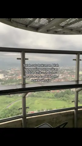 Istidraj dalam Islam adalah pemberian kenikmatan duniawi kepada seseorang yang terus menerus bermaksiat kepada Allah, namun sebaliknya, kenikmatan batinnya justru dikurangi atau dicabut. Kenikmatan ini bisa berupa harta, kesehatan, atau kemudahan hidup, yang pada akhirnya dapat menjerumuskan orang tersebut ke dalam jurang kesesatan karena membuatnya lalai dan semakin jauh dari Allah.  Secara harfiah, istidraj berarti 