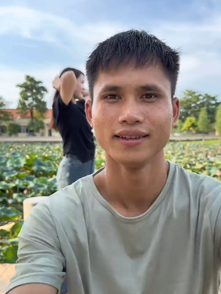 本来想和女朋友拍个荷花美景视频万万没想到……视频效无不良导向危险行为请勿模仿末造成人员伤害
