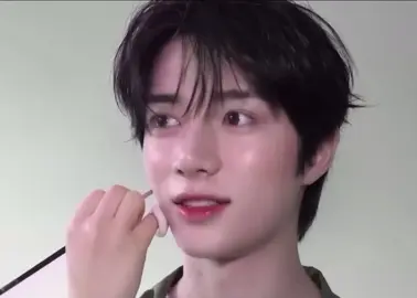 女性のスタッフの方と話してる時の視線すき  #txt #ボムギュ #범규 