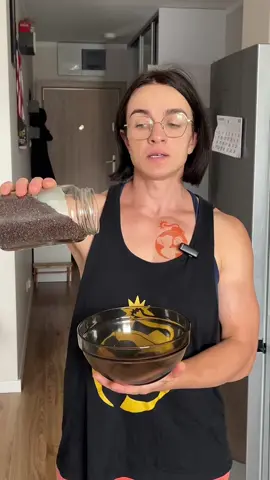 BABKA PŁESZNIK – nieoceniony skarb dla zdrowia 🌱 Co to takiego? Nasiona babki płesznik (Plantago psyllium) to naturalny błonnik, który zawiera 70g błonnika na 100g – znacznie więcej niż siemię lniane! ✅ POTWIERDZONE NAUKOWO KORZYŚCI: 🔹 Zdrowie jelit – reguluje wypróżnienia (zaparcia + biegunki) 🔹 Obniża cholesterol – szczególnie LDL (“zły”)🔹 Kontrola cukru – stabilizuje glikemię po posiłkach 🔹 Wsparcie odchudzania – zwiększa sytość i blokuje wchłanianie tłuszczów 📋 JAK STOSOWAĆ: Dawka: 5-15g dziennie (1-3 łyżeczki) Kiedy: 30-60 min przed posiłkami Jak: Wymieszać z min. 200ml wody Ważne: ZAWSZE z dużą ilością płynu! ⚠️ PRZECIWWSKAZANIA: ❌ Problemy z połykaniem ❌ Niedrożność jelit❌ Jednocześnie z lekami (zachować odstęp 30-60 min) 💡 CIEKAWOSTKA: FDA uznała babkę płesznik za jedyny naturalny błonnik skuteczny w 5 głównych obszarach zdrowotnych! Znacie? Współpraca: kobietanabombie@gmail.com ✅ Układam diety, treningi, suplementy osobom początkującym i zaawansowanym 👌 Napisz do mnie i zaufaj mi na conajmniej rok. Dopiero taki czas gwarantuje widoczne, dobre efekty. #nowecialonowezycie  #treningsiłowy #kulturystka #siłownia #zdrowie  #dietetycznie  #sylwetka  #zdrowejedzenie  #odżywianie  #dzwigajdziewczyno  #silka #sportowiec #metamorfoza #przemiana #odchudzanie  #zdrowie #redukcja #zdrowejedzenie #masamięśniowa  #cwiczenia #treningpersonalny #trenerpersonalny #treningwdomu #treningonline #treningsilowy #trenujemy  #kulturystyka #miesniebrzucha #silownia  #miesnie 