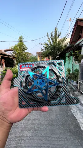 COVER RADIATOR SPINNER BINTANG CARBON MERK NSA Cover Radiator dengan perpaduan spinner dengan desain sporty dan presisi menambah tampilan motor jadi makin keren dan gagah. Cocok untuk Anda yang peduli tampilan sekaligus performa motor! Spesifikasi - Material :  Akrilik anti leleh dan karat - Ketebalan 6mm  - Proses : Pemotongan Laser ( 100% detail & presisi )  - Plug n Play (PNP)  Cocok untuk :  1. VARIO 125 150 160 2. STYLO 160 3. PCX ADV 150 160 4. NMAX NEW AEROX 5. NMAX OLD Tidak cocok untuk :  1. NMAX TURBO  Keunggulan Produk :   ✔ Melindungi radiator dari kerusakan ✔  Tahan panas dan anti karat ✔  Tampilan motor jadi lebih elegan dan sporty ✔  Pemasangan mudah, tanpa perlu bongkar banyak part ✔  Cocok untuk harian maupun touring  ✔ Isi Paket 1x Cover Radiator (Sesuai tipe motor)  BONUS : - 1PCS GARNISH KAP RADIATOR                 -  BAUT L5 & RING BULAT                 -  KARET ANTI GETAR                                                 ⚠️ Catatan Penting ⚠️  ⭕  Pastikan pilih tipe motor yang sesuai ⭕  Warna bisa sedikit berbeda karena pencahayaan foto ⭕  Jika ragu, silakan chat admin sebelum checkout #NOTE : SPINNER HANYA BISA BERPUTAR JIKA TERKENA ANGIN!! - Produk Yang sudah di beli tidak dapat di batalkan . - Mohon segera berikan ulasan ketika paket sudah di terima dengan baik. Apabila ada kendala silahkan hubungi kami , dengan senang hati kami akan membantu. Yuk, upgrade tampilan motor kamu sekarang juga! Klik BELI SEKARANG dan rasakan sendiri kualitasnya! MEMBELI = SETUJU #nsaperformance #affiliatensa