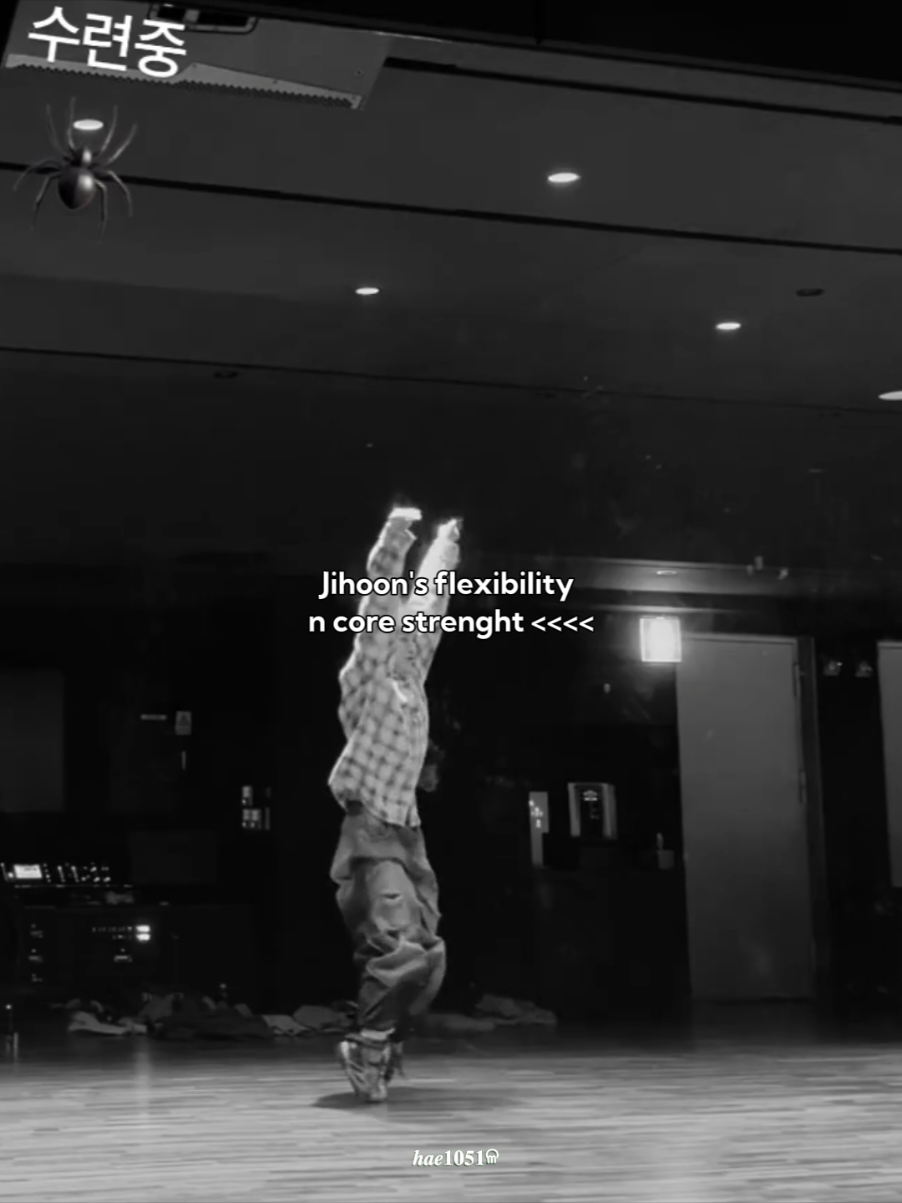 Jihoon said he once held a plank for an hour. Then I will believe him.. . . #투어스 #247withus #한지훈 #hanjihoon #JIHOON #foryoupage #fypage #fakesituation 