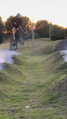 My ankles are buzzing I didn’t 50/50 it this time aha — The fence on the runout got the heart pumping 🤣 — yeeeehaa #surron #lbx #eride #emtb #25 #vtt #Outdoors #bmx #mtb #fullsend #flatout #stark #talaria #moto #dirtbikes 