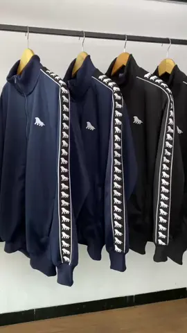 Lengkapi aktivitas diluar ruangan dengan perlindungan jaket Tapped Twin ini.” #tracktop 