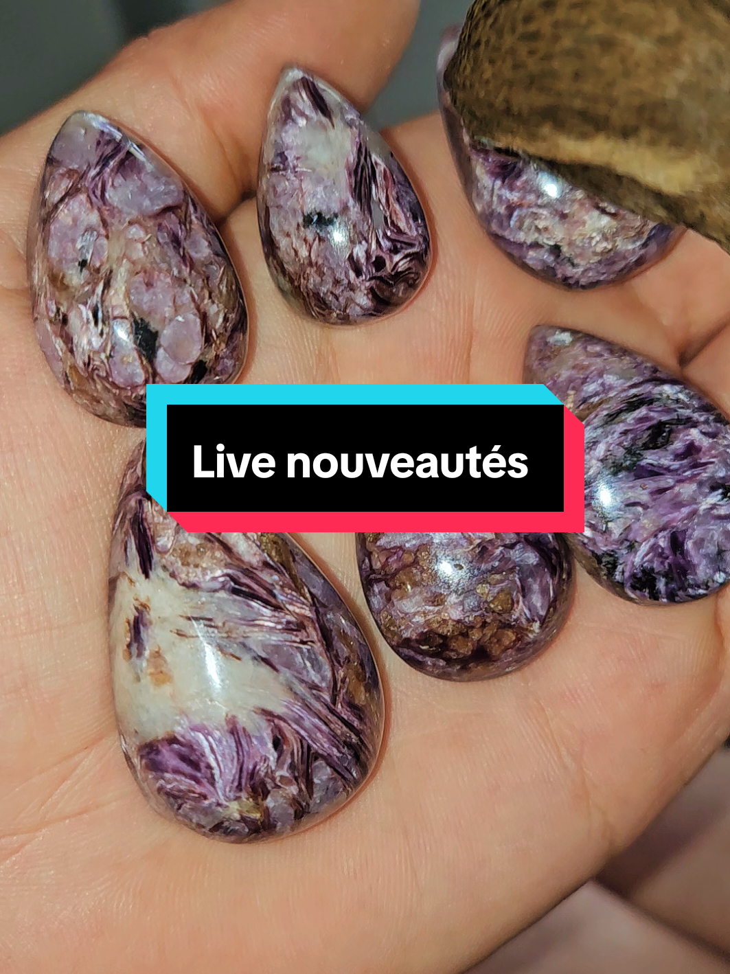 Live ce vendredi 4 juillet à partir de 21h 📣  Nouvelle arrivage de bijoux en pierres naturelles ✨️  -20% de réduction immédiate pour les achats faits en Live 📣🎊