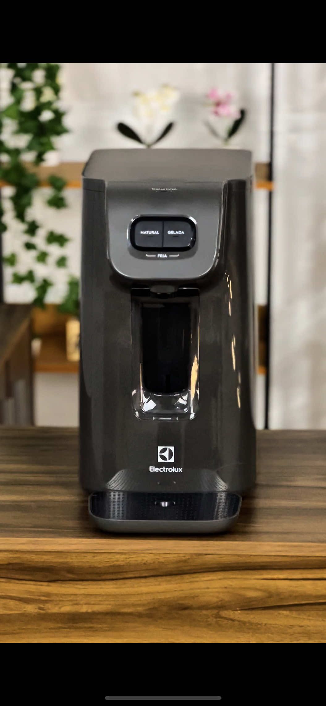 Água gelada em segundos e mais pura do que nunca! 🚰❄️ O Purificador Electrolux Experience PC01X é perfeito pra quem quer saúde, praticidade e estilo na cozinha! 💧 Design moderno, compressor ecológico e filtragem top que elimina até 75% do cloro. 😍 Ideal pra encher sua garrafa ou jarra com um clique! Já imaginou essa belezura na sua casa? Corre pra garantir o seu! 🤩 👉🏻 E o melhor: tem 15% de desconto na nossa loja da Shopee com o cupom “NEWDREDES”! Aproveite a oferta e comenta “EU QUERO” que te envio o link 🛒 #electrolux #agua #vidasaudavel 