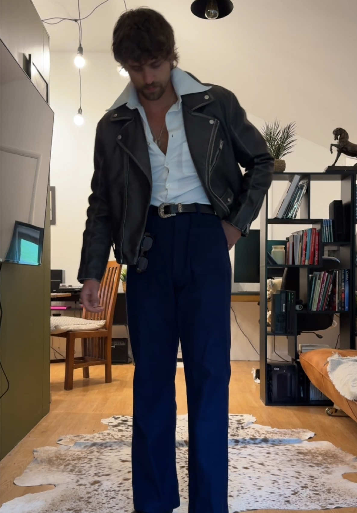 Always the 70s, always dancing 🕺🏼  #fyp #OOTD #vintagefashion #mensstyle #fashiontiktok #outfitinspo #flaredpants #1970sfashion 