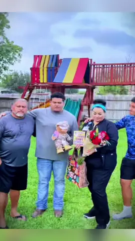 Our Soldier is home🙏🏻❤️🇺🇸#Mother’s Day Surprise # Armystrong #fyp #welcomehome #military #cominghome #militaryhomecoming #soldiercominghome #surprise #reunion #family 