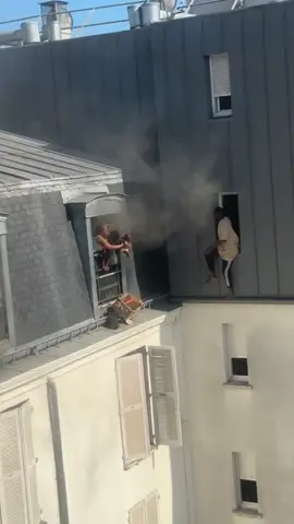 Qu’Allah les récompense il faut du courage pour faire ce qu’ils ont fait ,des Héros 🫶🏽. (Update : on a crée une cagnotte en ligne pour aider les victimes qui ont tout perdu donc n’hésitez pas a partager et participez encore merci !! 🤍🤍🤍) @Aymeric Caron @Emmanuel Macron Pour utiliser cette vidéo dans un lecteur commercial ou dans des émissions, veuillez contacter licensing@storyful.com #incendie #paris18 #pompiers #medailledhonneur #hero #mairie18eme 
