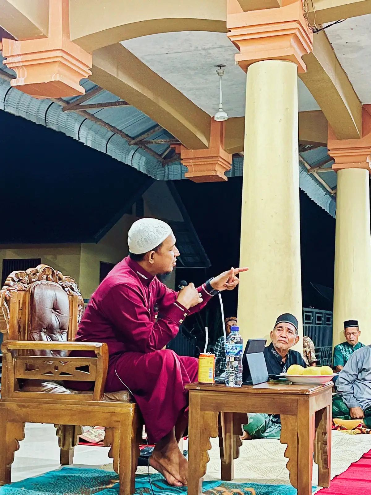 Kita tidak pernah meminta dahulunya supaya tuhan menciptakan kita, namun kita tercipta didunia fana ini karena takdirnya yang menghendaki kita ada, kita juga tidak bisa memilih dari mana kita berasal dan kapan serta dimana kita harus di ciptakan, semua sesuai kehendak dan pengetahuan sang maha pencipta.  Kita semua yakin dan percaya suatu waktu kita akan kembali ke tempat dimana kita berasal yaitu ketiadaan dan kefaaan, dimana orang orang yang mencintai kita akan sedikit demi sedikit melupakan kita, dan foto yang tergantung di ruangan tengah gubuk kita akan berdebu dan Kusam dan seiring waktu akan ditanyakan oleh orang orang yang datang kemudian , siapakah gerangan yang bersangkutan?  padahal mereka duduk dan berdiri diatas gubuk yang kita bangun siang dan malam , kita korban kan semua waktu yang kita miliki hanya demi  mengais sebiji kecil permata bernama dunia, disana kita akan bertanya kepada para malaikat kenapa tidak engkau mengabari ku sebelumnya? malaikat akan menjawab , sebenarnya setiap saat aku mengirim kalian surat untuk segera bersiap siap menuju giliran mu, namun engkau tidak pernah mau membacanya...!  Kita akan bertanya , surat yang mana kah itu wahai malaikat ? tidak pernahkan engkau melihat dan mendengar tentang kematian tetangga mu ? sanak kerabat mu ? shahabat mu ? bahkan larang yang dekat dalam hidup mu? Itulah surat yang aku kabarkan kepada mu, namun engkau masih saja lalai dan enggan bergegas mempersiapkan dirimu, engkau tahu  bahwa Memang benar kematian adalah sebuah musibah, namun sayangnya engkau lupa bahwa melupakan kematian adalah musibah yang lebih besar dari kematian itu sendiri.. Agama mendidik kita agar sebelum memejamkan kedua mata kita menghitung dan melakukan perenungan terhadap apa yg telah kita lakukan hari ini, jika kemudian terlihat adanya kekurangan dan dosa hendaknya kalimat mohon ampun menghiasi lisan kita , namun dalam kalimat ampunan itu harus pula di sertai rasa syukur kepada Allah karena dengan pertolongan nya sekadar itulah saja dosa yang tercipta , padahal sangat terbuka peluang untuk bertambah lagi ,  serta kita syukuri bahwa ia tidak menghilangkan fungsi dari anggota tubuh yg kita pakai bermaksiat itu, karena setiap anggota tubuh yang salah kita pergunakan berhak sekali mendapat bala dan hukuman dunia  Biarlah apa yang telah terjadi di masa lampau menjadi pengajaran dan pengalaman , karena kita tidak mampu melawan takdir ilahi, persis bagaikan menahan kepingin langit yang hendak jatuh, apalah daya telunjuk menahannya.  semakin waktu bergulir dan berjalan masa lalu semakin jauh tertinggal hingga berubah nama menjadi kenangan , kita hanya bisa menatapnya dari jarak yg semakin jauh , sedangkan dalam genggaman tangan kita ada sebuah harapan bernama hari ini dan sekarang , yang seandainya tuhan membantu kita bisa untuk kita rubah menjadi sebuah harapan dan cahaya untuk hari esok yang lebih gemilang, namun kita kembali misteri tentang dimana langkah kaki terakhir kali akan terayun dan berhenti untuk selamanya.  Kita juga tidak bisa memastikan dimana lobang barzakh akan tergali untuk menaman jasad kotor kita seiring dosa yang tenggelam dalam kepicikan tanah, atau bahkan jasad kita terbuang tanpa bekas seperti cerita suram ditanah tempat kita hidup dan di besarkan pada zaman dahulu.   namun tidak perlu ber patah hati dan berduka, karena mati berkalang tanah lebih mulia dari hidup berkalang dosa, terlebih lebih ketika harus mati karena mempertahankan  sebuah keyakinan yang kita pegang,yang kita bangun atas dasar prinsip keilmuan dan aqidah yang jazam.  wahai orang orang yang datang kemudian setelah kami,  sudilah kiranya sirami pusara kami dengan luapan doa dan pengampunan ,bacakan lah untuk kami lentera penerang berupa Alquran , agar kesendirian dan kesunyian di bawah pohon jarak yang penuh semak ini tidak terasa terbuang di pengasingan, datanglah bertandang kemari sebagaimana dulu didunia kita sering bercerita  panjang dan lebar , namun maaf karena kami hanya bisa mendengar tangisan mu...