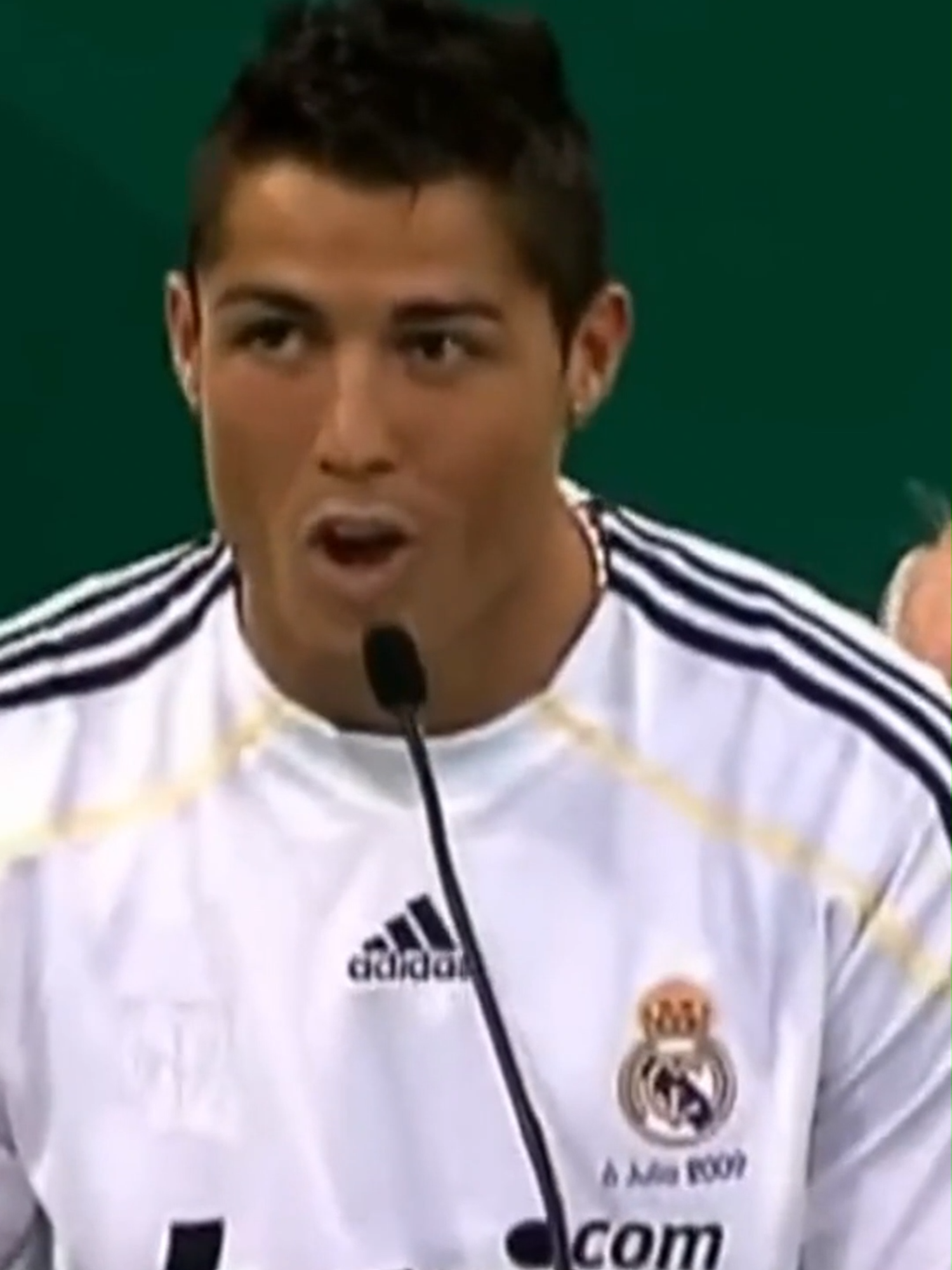 Há 16 anos, Cristiano Ronaldo era apresentado no Real Madrid. Daí pra frente, o resto é história... 🤩🤖 #TiktokEsportes #SportsNews #CR7 #RealMadrid