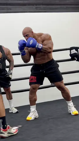 BOXING SESSION IN L.A #bodybuilding #fitnessmotivation #boxing #workout #training #athlete #muscle #losangeles #muscle
