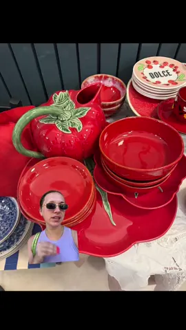 You can’t tell me this isn’t the cutest plate you’ve ever seen 🍅 #greenscreen #barcelonashopping #platter #dinnerware #servingset #homestore #barcelonashops #tomatoes 