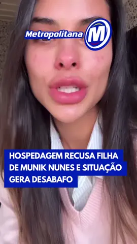 A campeã do BBB 16, Munik Nunes, usou as redes sociais nesta sexta-feira (4) para desabafar sobre uma situação frustrante vivida durante uma viagem em família. A influenciadora, que estava acompanhada do marido, Paulo Simões, e da filha Catarina, de 1 ano, contou que, apesar de já saber que a hospedagem não aceitava crianças menores de 14 anos, havia conseguido autorização prévia para levar a bebê. No entanto, ao chegar ao local, a família foi surpreendida por uma nova restrição: a pequena Catarina não poderia circular pelas áreas comuns da hospedagem. (Reprodução: @muniknunes ) #entretênews #tiktoknoticias 
