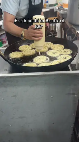 Fresh and crispy jalabi in Bradford bd7#exploreuk🇬🇧❤️ #freshjalabibtadford#pakistanifooduk #desifoodind #foryoupage❤️❤️ 