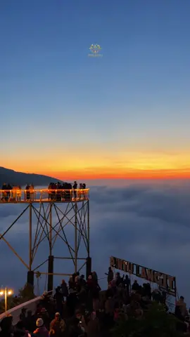 Masyaallah sunrise dan lautan awan indah banget🤩✨✨ • • • #sunrise #sunrisedieng #pintulangit #pintulangitskyview #dieng #dieng_wonosobo #diengfantasy #sewajeepdieng_01 #fypシ #fypシ゚viral #lewatberanda #4u 