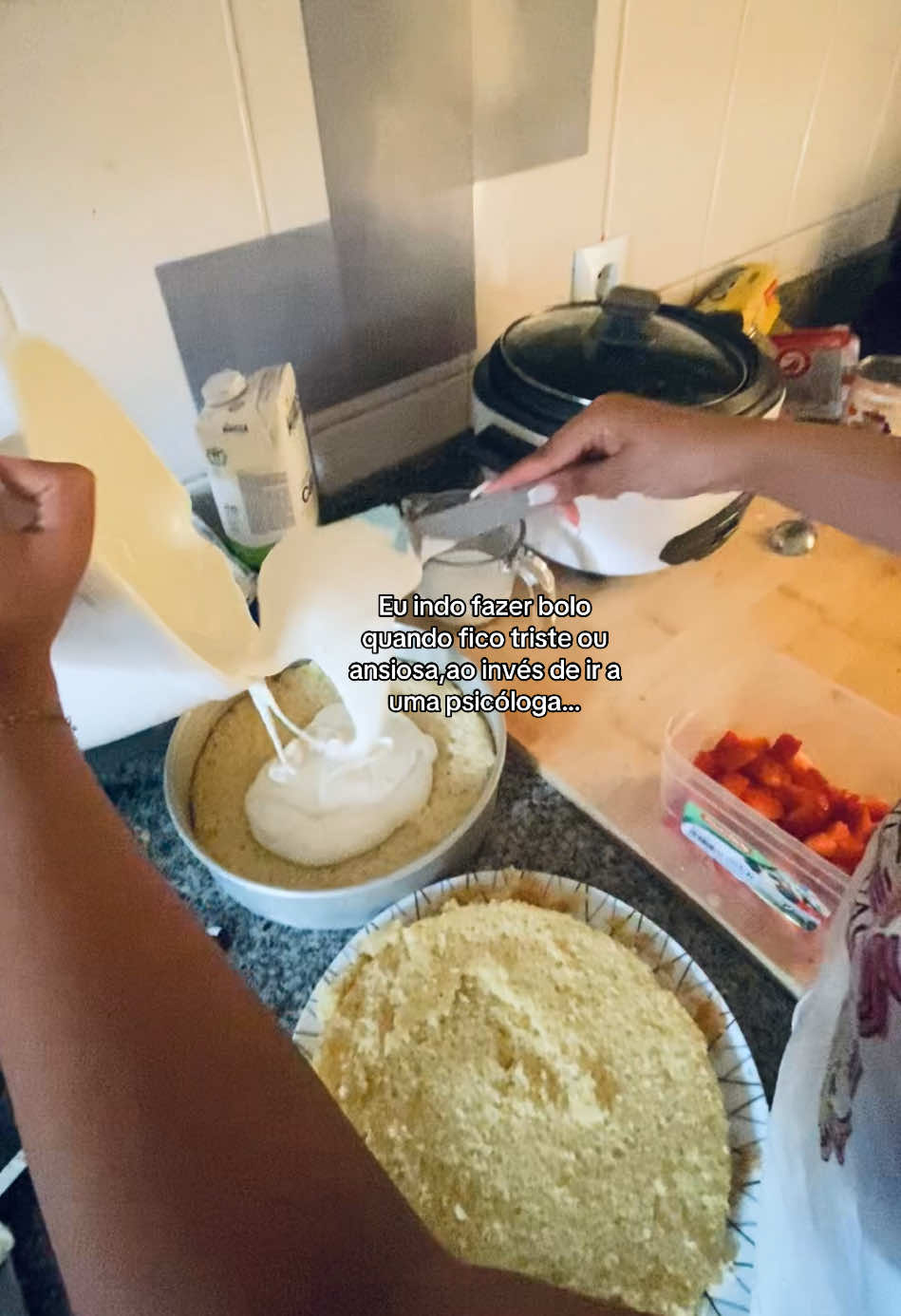 Um docinho sempre resolve,eu e a minha camera profissional😭🤣 @GS #bolo #doce #tpm #triste #ansiedade #mulheres #legenda #memestiktok #amizade #cozinhar #portugal🇵🇹 #brasil🇧🇷 #música #tikto 