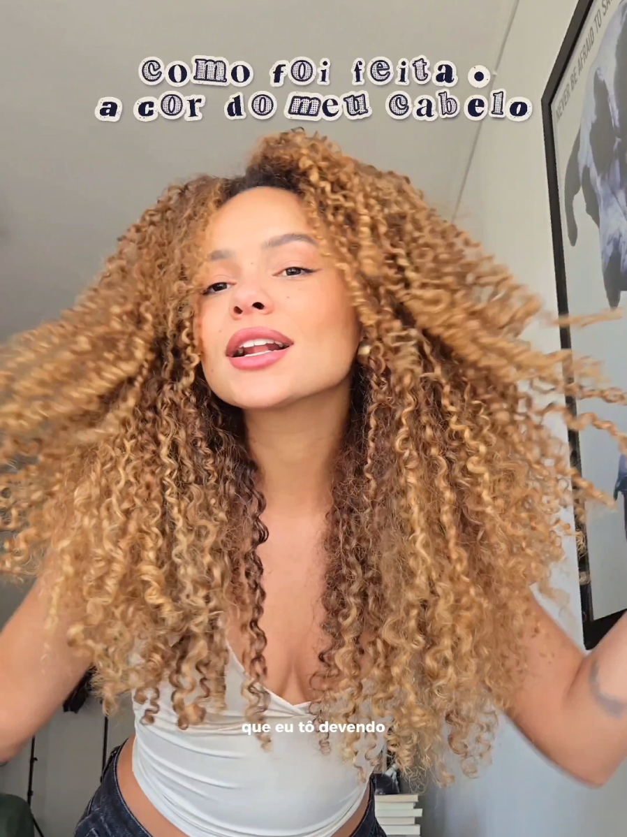 fazer um cabelo cacheado loiro nao é pra qualquer um e isso a @MelRodriguesStudioHair sabe fazer muuuito bem!!  #cabelocacheado #cachos #cachosloiros #loira 