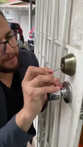 Cómo abrir una cerradura con pasador para cabello, mejor compren cerraduras con llaves complejas y raras 😇
