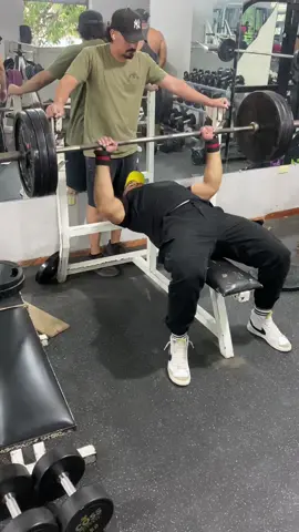 Entrena aunque nadie te aplauda. El cuerpo se transforma, pero la mente también. #GymTok #FitnessRD #MotivacionGym #CuerpoYDisciplina #FitnessLatino   #NoExcusas #EntrenaConTodo #DominicanFit #RutinaDeHoy #ViticoFit