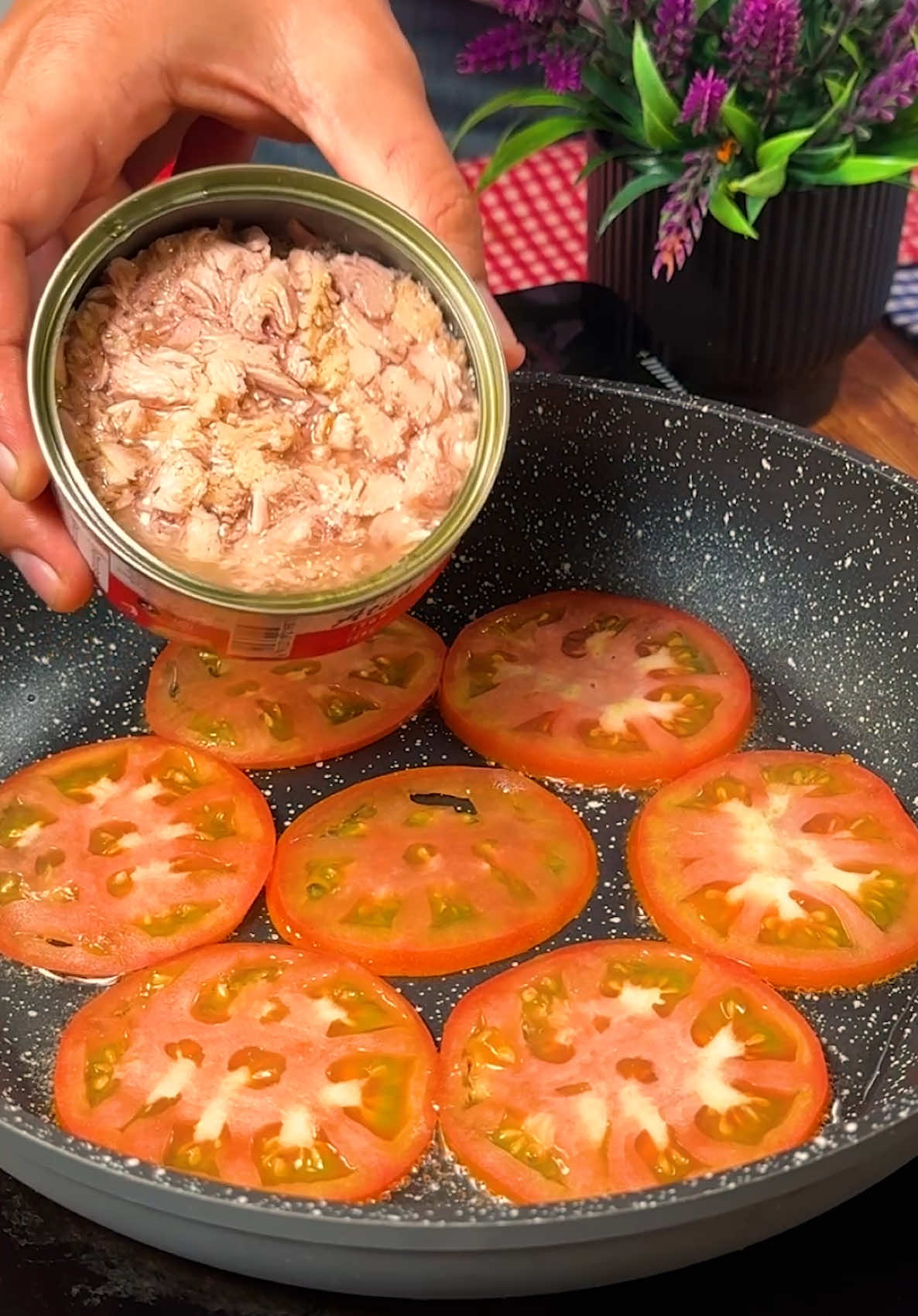 Ni en mil años imaginarías que con solo huevos, atún y tomate podrías crear esta delicia. #RecetaRápida #RecetasFáciles #CocinaConmigo #5MinReceta #cocinando #recetas #cocina #Receta #RecetasVirales #