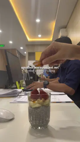 Chia seednya kurendam susu semalaman yaaa. Enak banget dan bikin kenyang ini👌 #sarapansehat #sarapansatsetsatset #chiaseedpudding 
