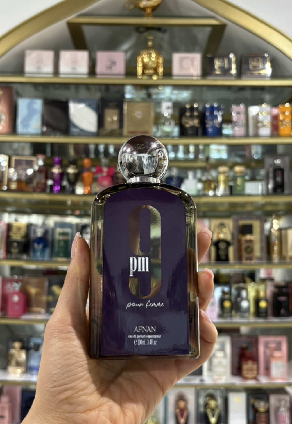 💜 9PM Pour Femme de Afnan combina lo mejor de ambos mundos: dulzura frutal, flores blancas y un fondo cremoso que enamora. - Salida: Frambuesa, manzana, mandarina - Corazón: Jazmín, flor blanca - Fondo: Vainilla, ámbar y sándalo Ideal para el día a día, citas o cuando quieres oler femenina sin esfuerzo. 💬 ¿Ya lo probaste? ¡Cuéntanos tu experiencia! #afnan #afnan9pm #9pm #perfumearabe #perfumesarabes #arab #mexico #puebla #perfumetiktok #perfumeoriginal 