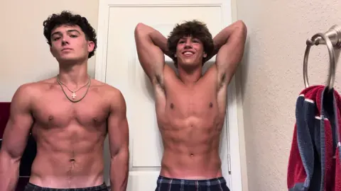 Goofy little pose sesh @🇲🇽W4men🎱  #fyp #trending #08 #xyzbca #viral #aesthetic 