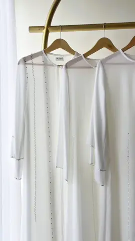 Warna putih yang clean, simple dan bersih, pas untuk menemani ibadah Umroh kamu 🕋🤍✨ #abayaumroh #abayaputih #abayaouter #muslimahfashion #umrahoutfit #umroh2025 #unroh2026 