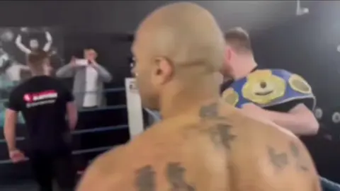 2 vs 1 tommy hench madness #tommyhench #knivesdownglovesup #Birmingham #professional #2vs1 #boxer #2vs1  #commentary 