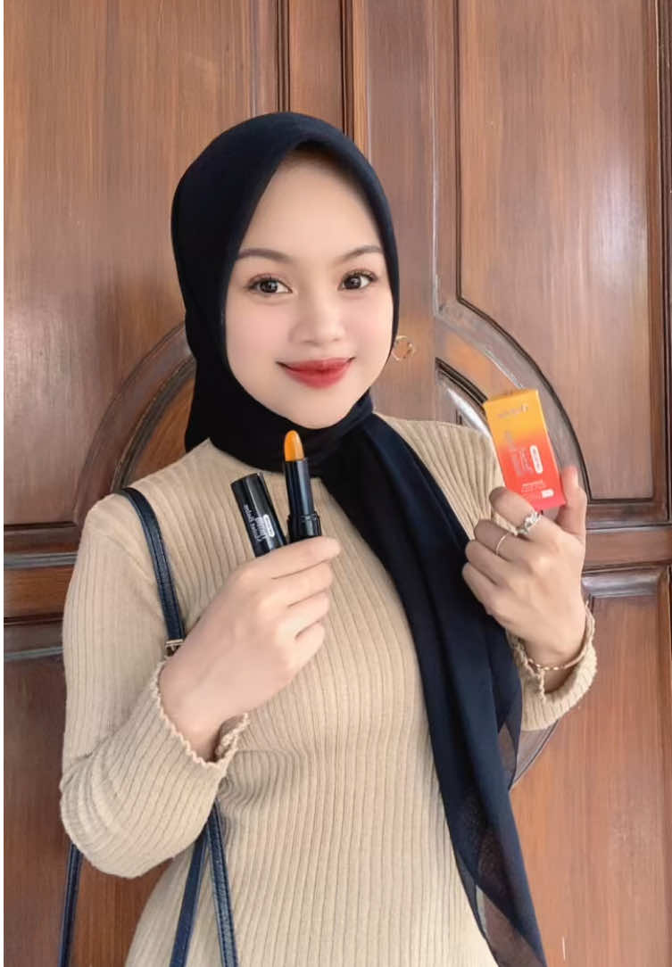 Sukaa banget reapply lipbalm satu ini karna bikin ada efek glownya di akhir 🫦✨ #lip #lipbalm #lipbalmrecommendation 
