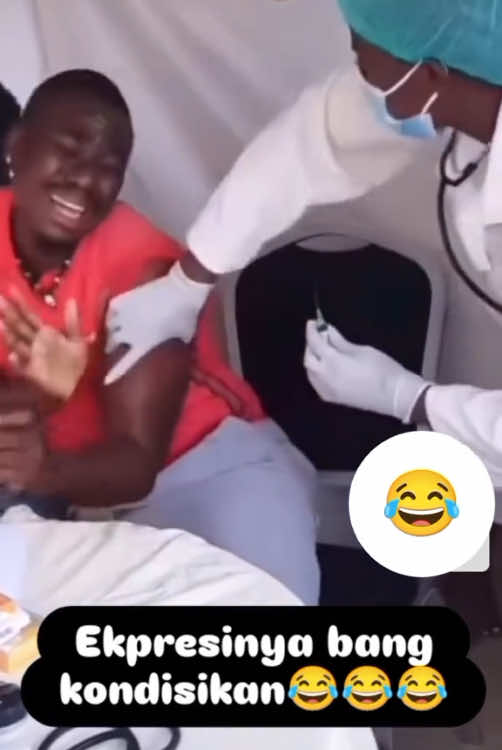 Fear of needles 💉#injectingshot #jumpscare #scream #scare #fails #prank #funnyprank #foryou #fyp #foryourpage