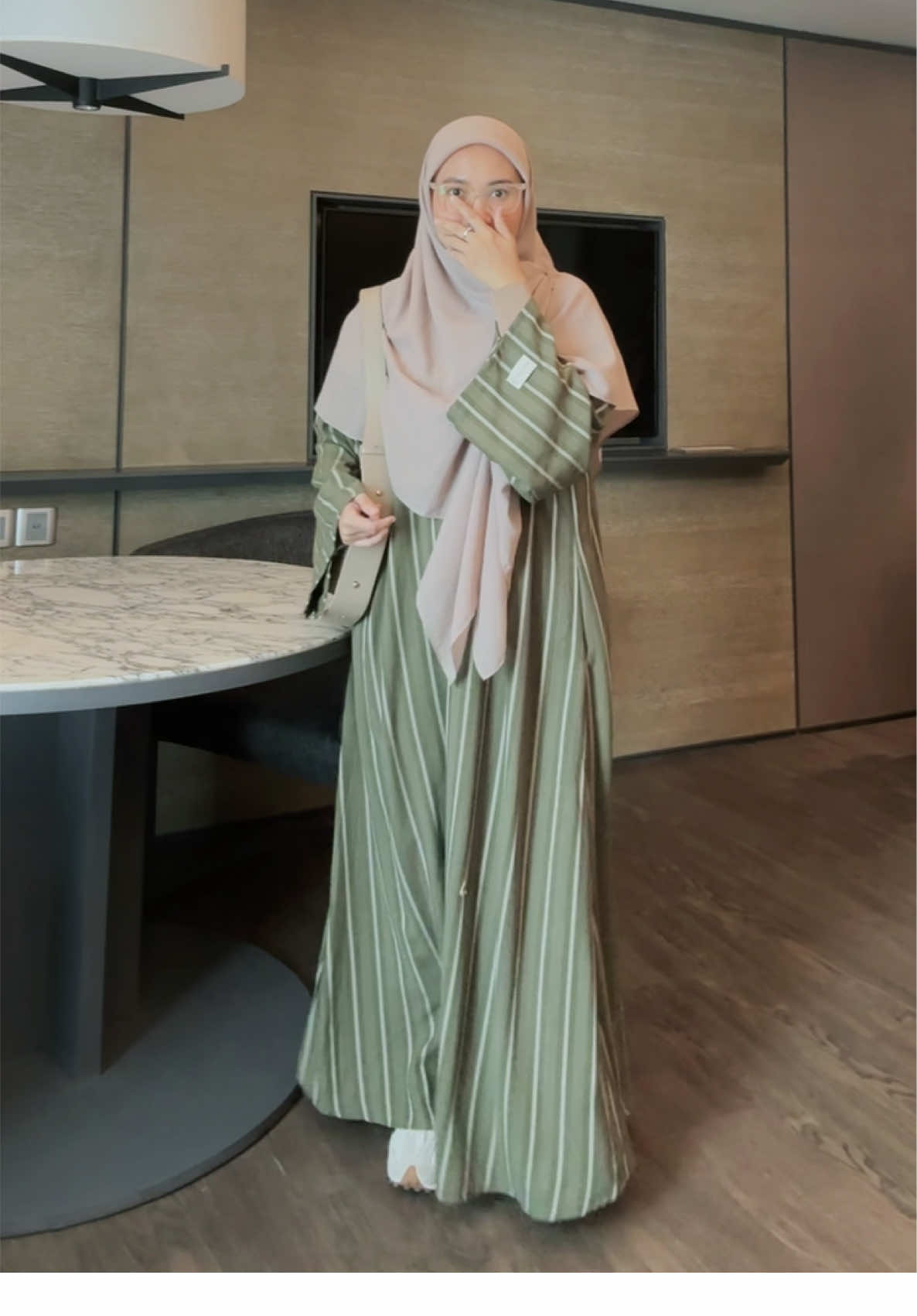 Ada yang bete lewat~~ || Abaya by @alurcerita 💚 #fyp #OOTD #hijab #abaya #modestfashion #modesty #fypシ 
