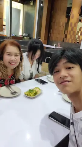 😍😍 ยิ้มรับวันดีๆ😍😍 😋😋วันนี้พาน้องชมพู่มาทานขนมจีนตะวันก็อยากกินบะหมี่หมูกรอบพอดีเลยอยู่ในร้านเดียวกัน😋😋😅