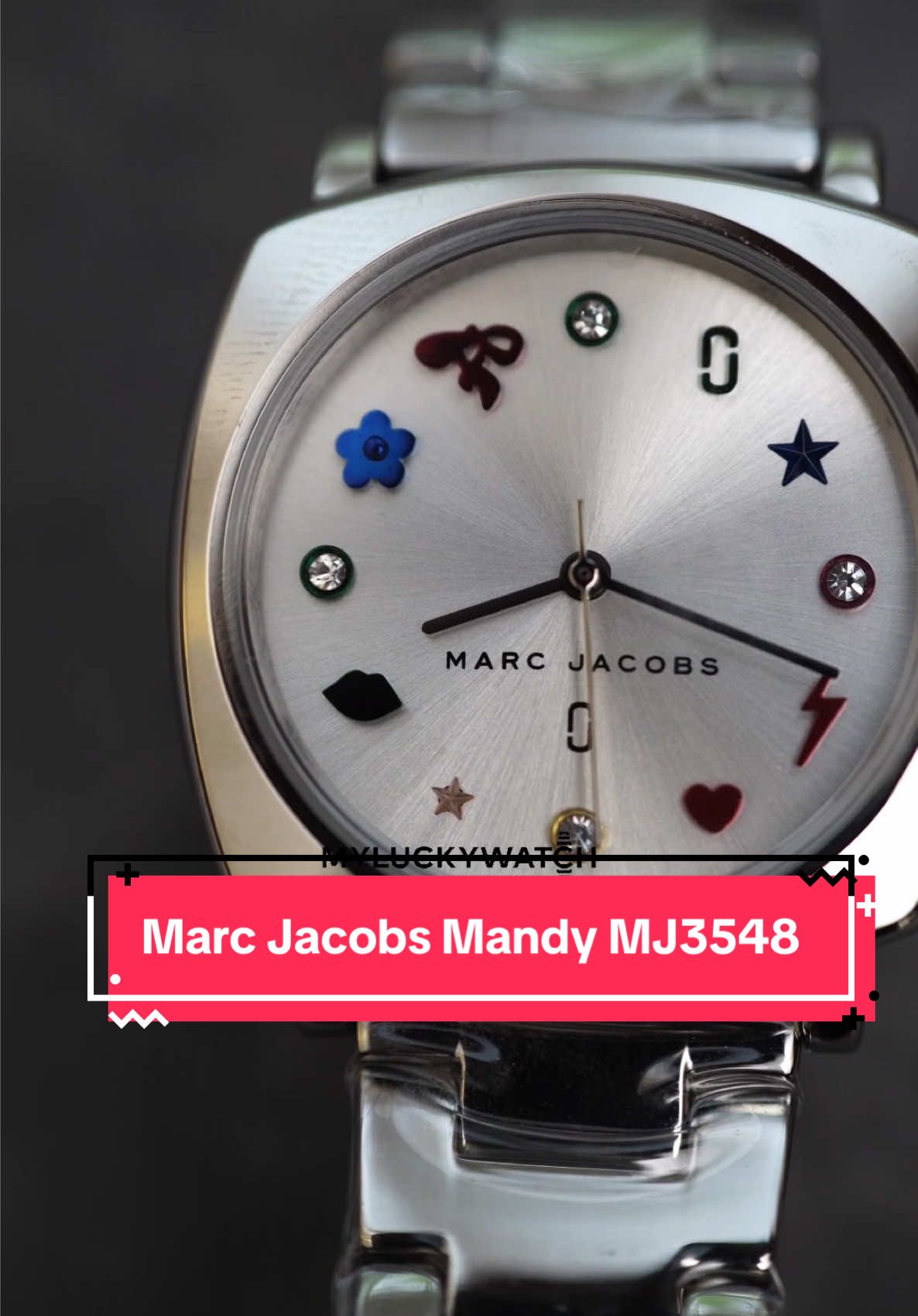 Jam tangan Marc Jacobs Mandy memiliki ciri khas desain yang unik dan perhatian terhadap detail. Setiap model dalam koleksi ini memiliki casing berbentuk persegi. Dial jam dihiasi dengan berbagai motif dan aksen kristal, yang menambahkan kesan ceria dan artistik pada jam tangan.  #jamtanganwanita #jamtanganbranded #jamtanganoriginal #jamtanganbranded #jamtanganmewah #jammarcjacobs #marcjacobs #pastiori #bergaransi #fyp 