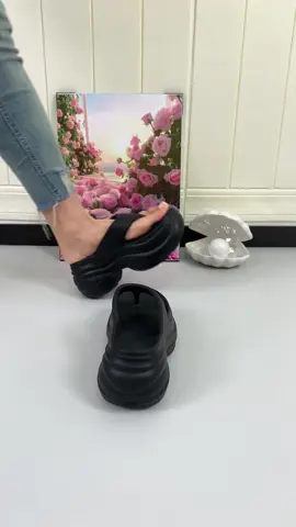 Love them!😍 #casualshoes #walkingshoes #shoesforwomen #flatsandals #sandals #viralshoes #trendyshoes #womenshoes #tiktokmademebuyit #flipflops #beachwear #evasandals #evaslippers #ttsacl #TikTokShopLoveAtFirstFind #spotlightfinds #dealsforyoudays 