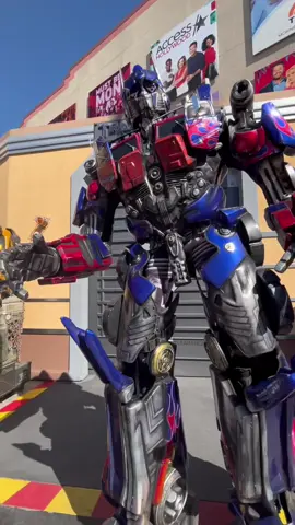 Universal Studios Megatron funny Moments #funny #funnyvideos #funnymoments #foryou #fyp #funnytiktok #universalstudios #megatron #transformers 