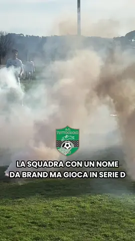 Ma perché esiste una squadra che si chiama Tuttocuoio? Nata a Ponte a Egola, nel cuore della “zona del cuoio” toscana, questa squadra è molto più di un nome strano: è identità, territorio, passione. Presieduta da Paola Coia, motore instancabile del club, il Tuttocuoio è diventato simbolo di orgoglio locale, arrivando fino alla Serie C e battendo anche il Benevento in Coppa Italia. Oggi, con la Rinascita Neroverde, i giovani tifosi che seguono la squadra del territorio, la tradizione continua… perché qui, il Tuttocuoio è appartenenza. #Tuttocuoio #CalcioPopolare #SerieD #StorieDiCalcio #FootballCulture
