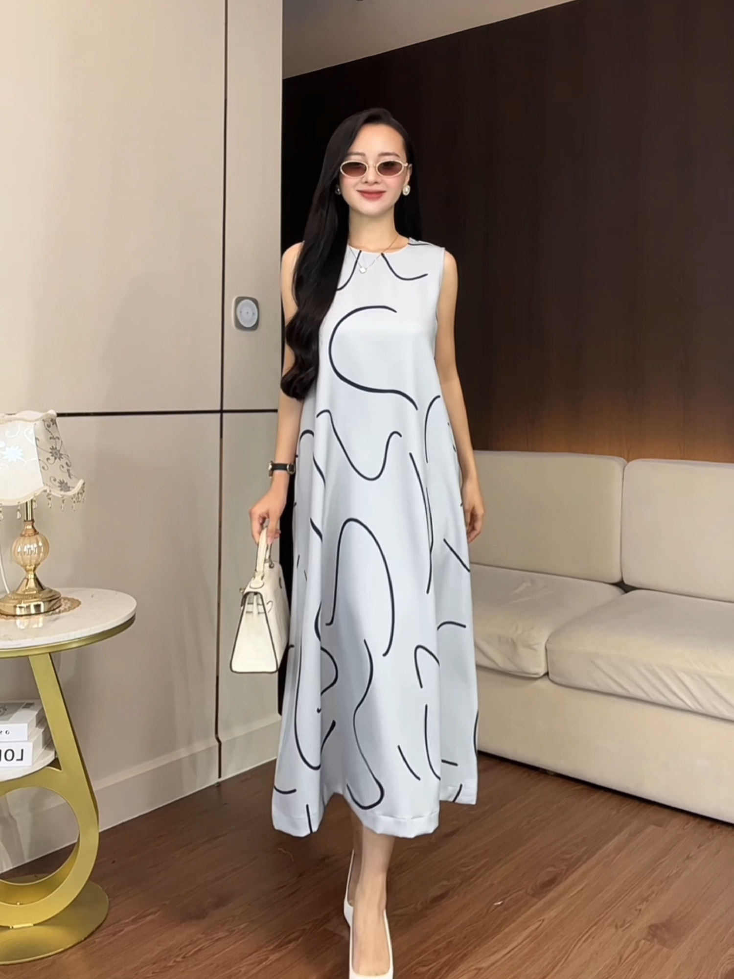 Mẫu đầm lụa mới nhất của nhà Swan đây các chị ơiiii Thiết kế lấy cảm hứng từ phong thái của những quý cô dịu dàng và tự tin.  Một chiếc đầm giúp nàng nâng tầm vẻ đẹp và sắc vóc.