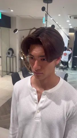・ カットラインを上げスタイリッシュなヘアスタイル ・ なぜかいつも韓国っぽくなったり、丸みのあるセンターパートになるっていう方は是非ご相談下さい！ ーーーーーーーーーーーーーーーー  #センターパート #メンズヘア  #東京美容室 #センターパート男子 #表参道美容室 #ヘアカラー