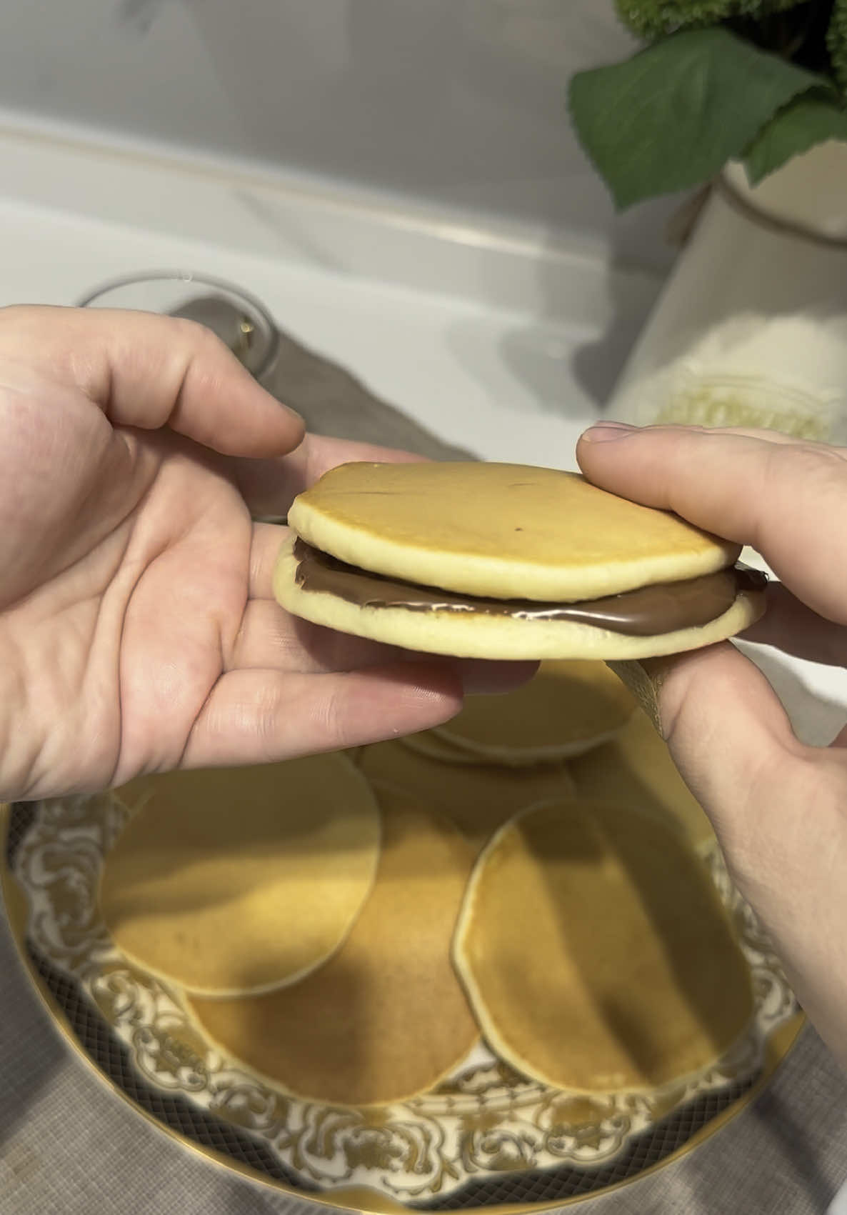 ⁨	ئەگەر کێشەت لەگەر دروستکردنی پان کێک هەیە وەرە بەو قیاسە تاقی بکەوە دڵنیابە بێ کێشەیە و  زۆر نەرم و ناسک دەردەچی ١هێلکە ١ڤانیلا ٣کەوچک شەکر ٣کەوچک زەیت ٣/٤ کوپ شیر ١کوپ ئارد ١پیکین پاودەر هەویرەکەی ١٠ دەقە دابنێ⁩ #cupcut #fpy #hawler_slemani_dhok_karkuk_hallabja #imravo✅ #viralvideo 